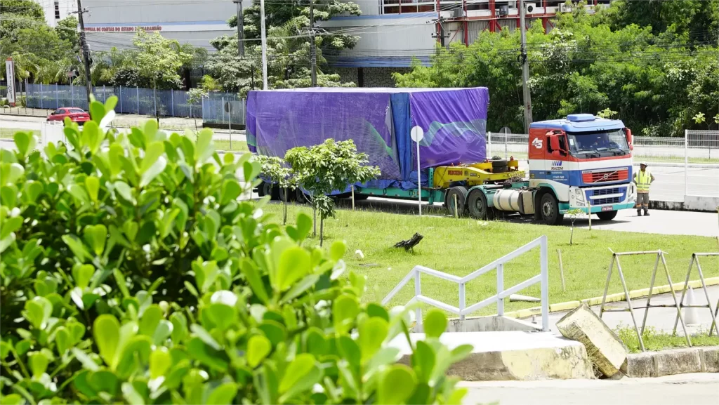 Case Edgefy: Data center em container sendo transportado da fábrica para o TJMA.