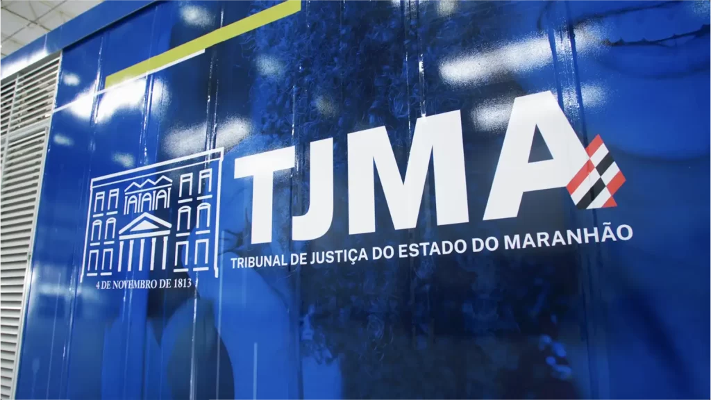 Case Edgefy: close-up da parede do container com logo TJMA