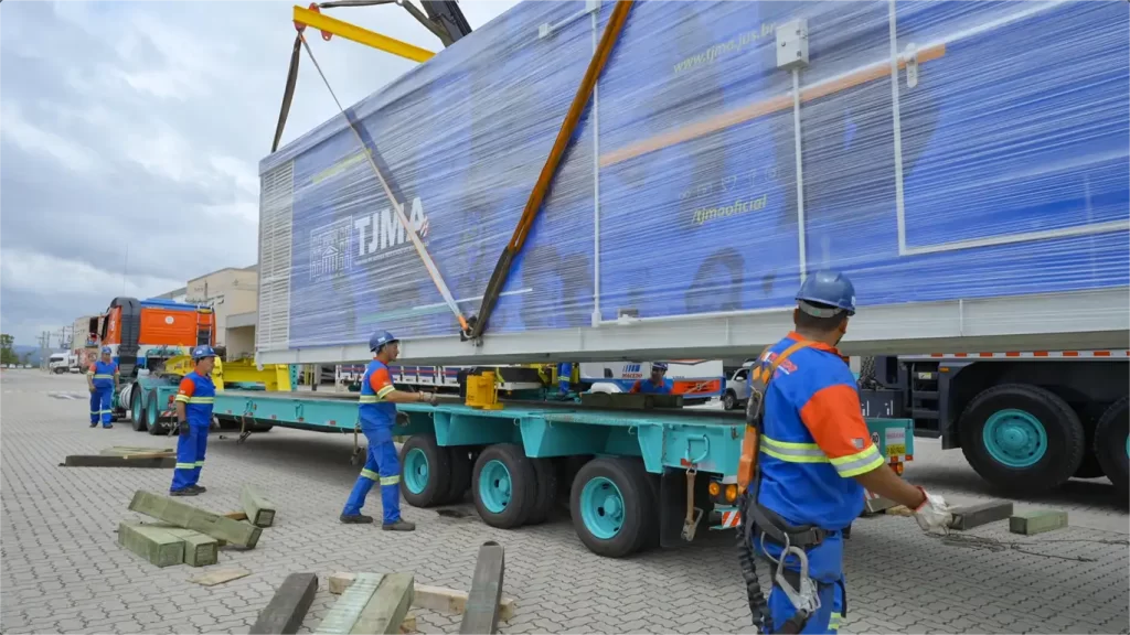 Case Edgefy: Container sendo elevado para transporte no caminhão