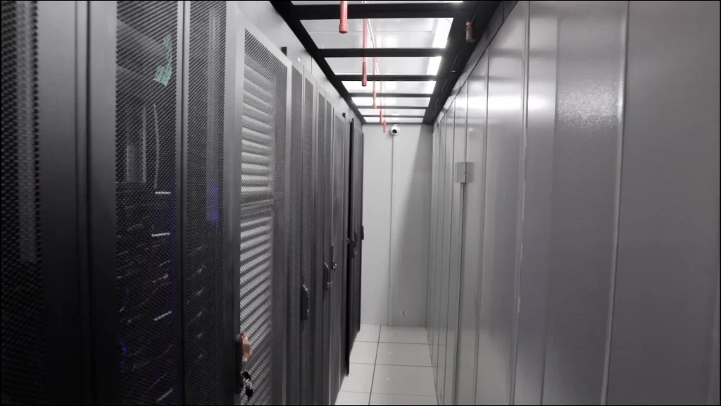 Case Edgefy: Interior com racks e servidores do Data center em container TJMA