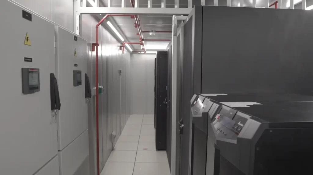 Case Edgefy: Interior com infraestrutura eletrica e de controle do Data center em container TJMA